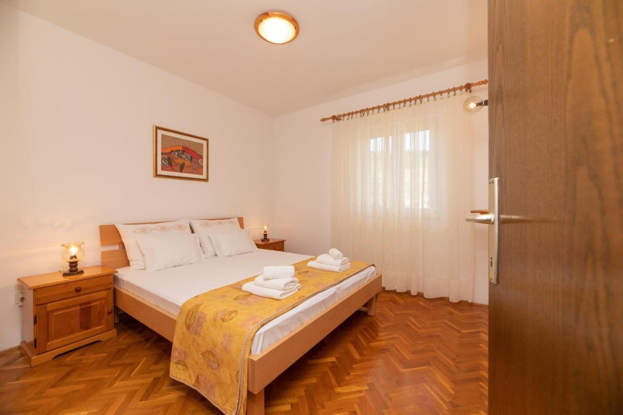 Apartments Jelena Supetar - Four Apartments - A Small House With A Private Yard - Two-Room Apartment With A Sea View - Studio Apartment - Two-Room Apartment With Garden View- Free Parking Экстерьер фото