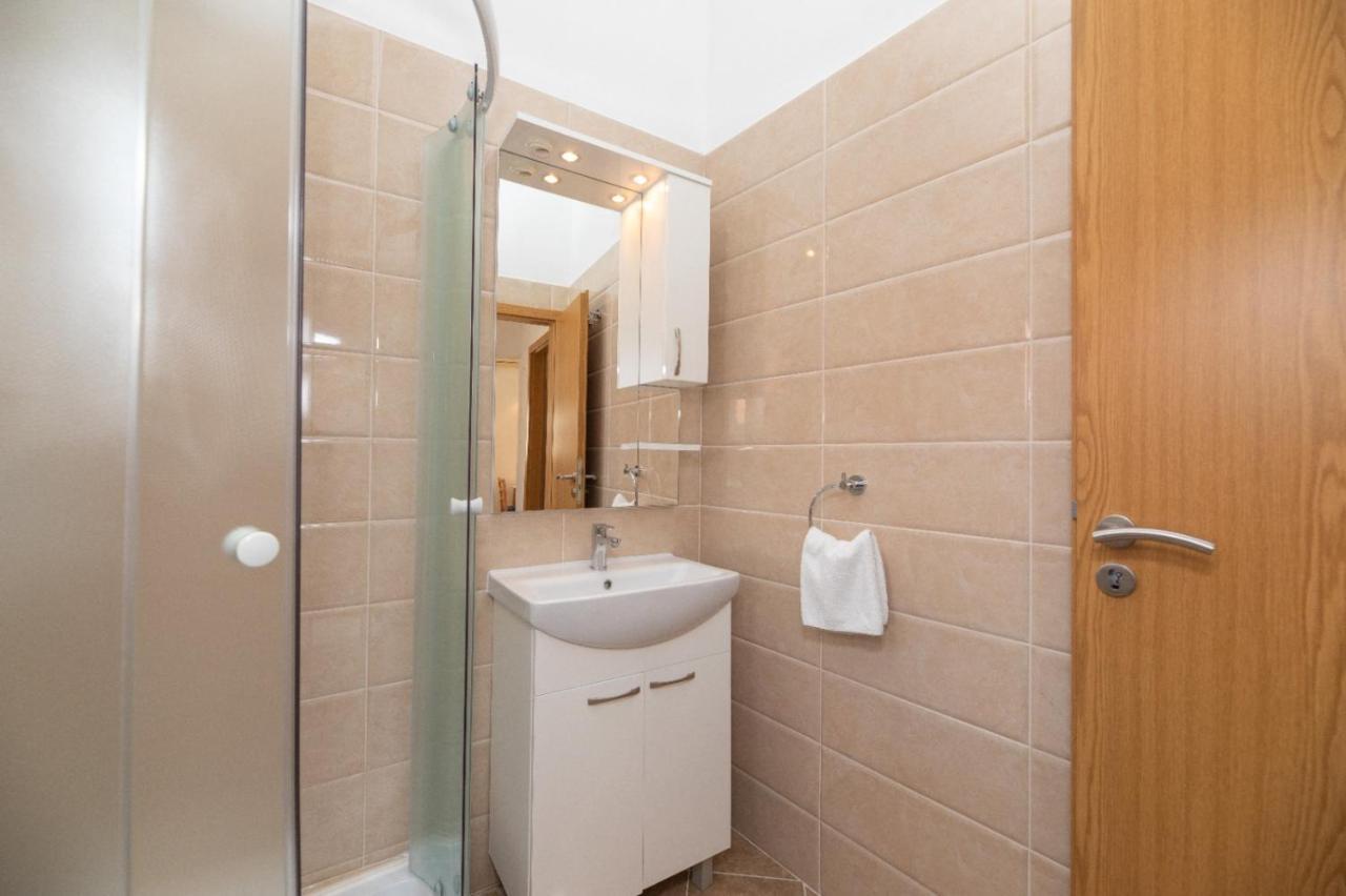 Apartments Jelena Supetar - Four Apartments - A Small House With A Private Yard - Two-Room Apartment With A Sea View - Studio Apartment - Two-Room Apartment With Garden View- Free Parking Экстерьер фото
