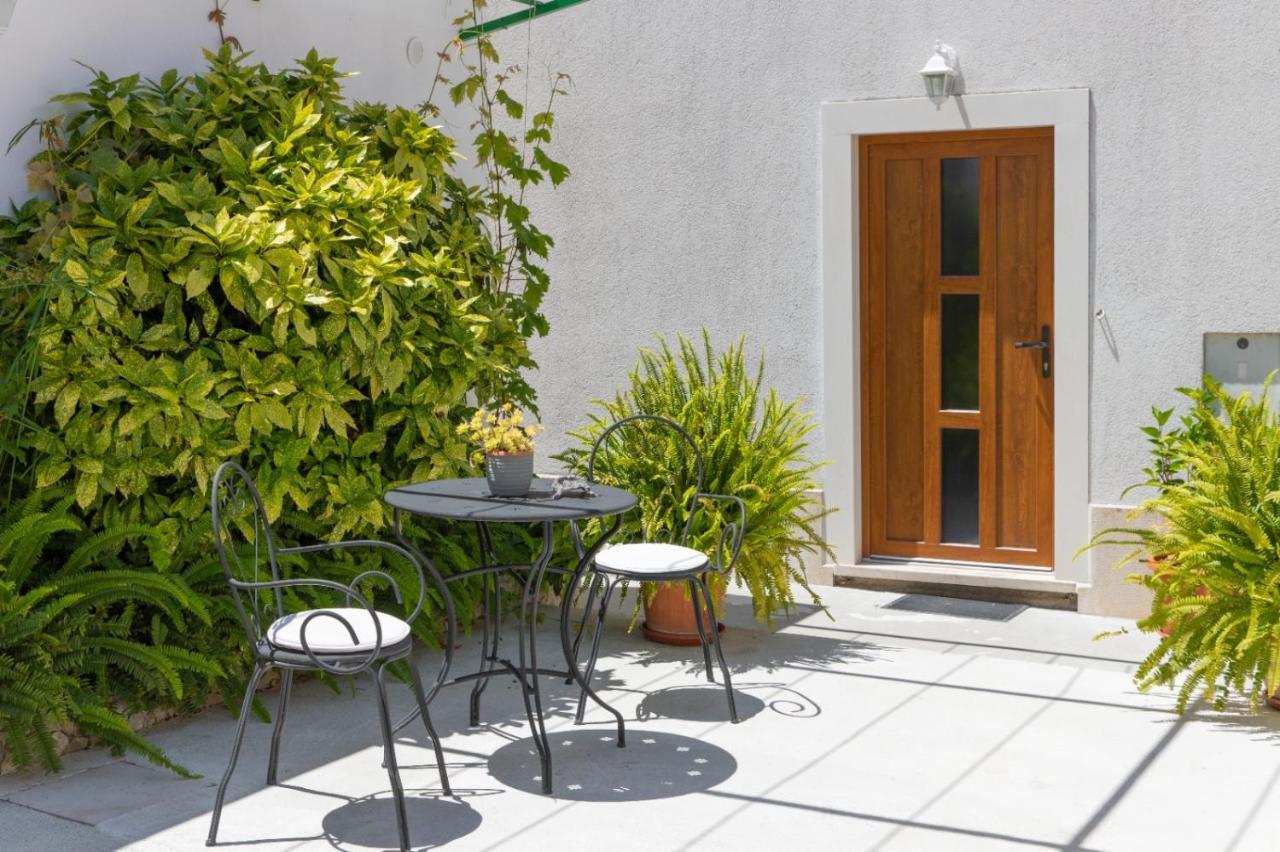 Apartments Jelena Supetar - Four Apartments - A Small House With A Private Yard - Two-Room Apartment With A Sea View - Studio Apartment - Two-Room Apartment With Garden View- Free Parking Экстерьер фото