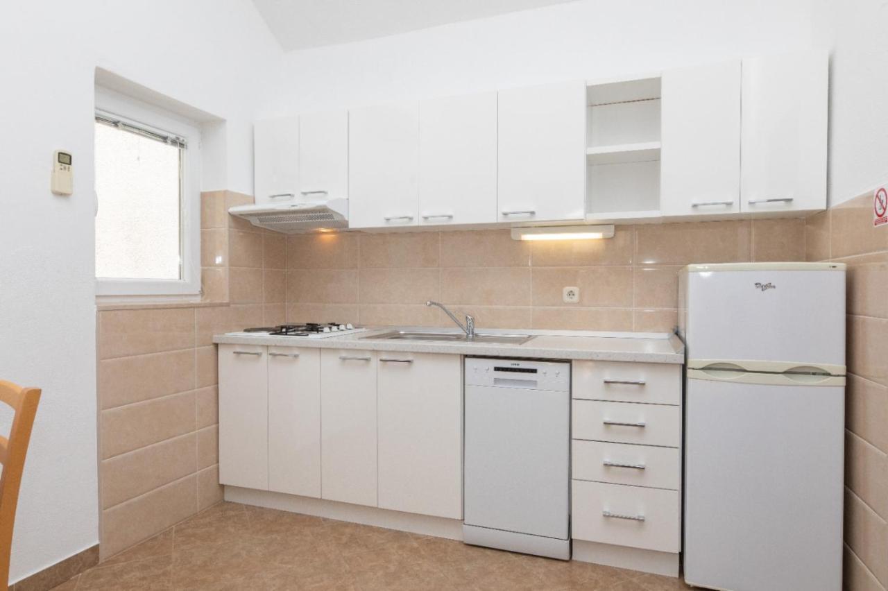 Apartments Jelena Supetar - Four Apartments - A Small House With A Private Yard - Two-Room Apartment With A Sea View - Studio Apartment - Two-Room Apartment With Garden View- Free Parking Экстерьер фото
