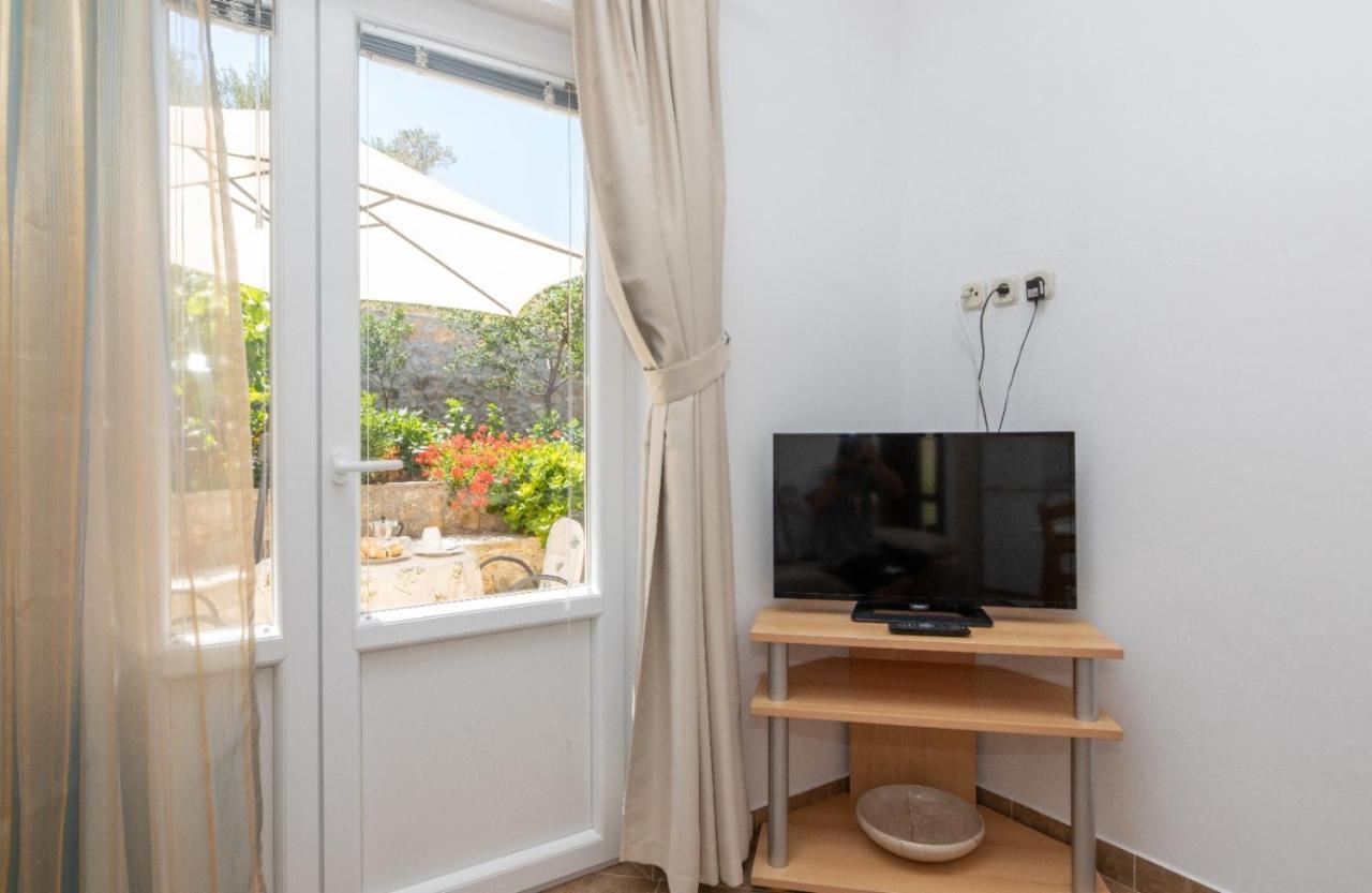 Apartments Jelena Supetar - Four Apartments - A Small House With A Private Yard - Two-Room Apartment With A Sea View - Studio Apartment - Two-Room Apartment With Garden View- Free Parking Экстерьер фото