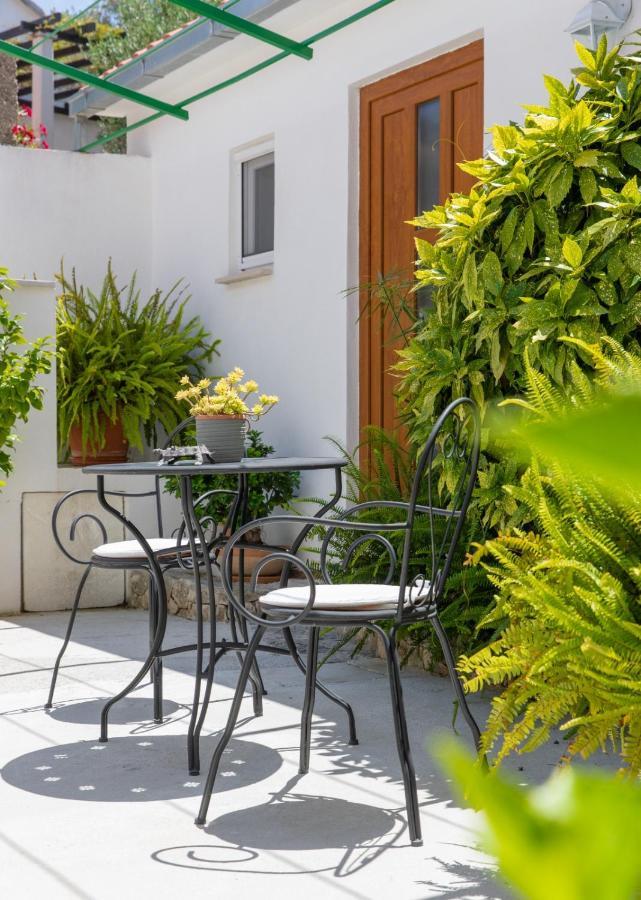 Apartments Jelena Supetar - Four Apartments - A Small House With A Private Yard - Two-Room Apartment With A Sea View - Studio Apartment - Two-Room Apartment With Garden View- Free Parking Экстерьер фото