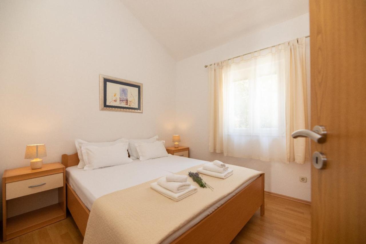 Apartments Jelena Supetar - Four Apartments - A Small House With A Private Yard - Two-Room Apartment With A Sea View - Studio Apartment - Two-Room Apartment With Garden View- Free Parking Экстерьер фото