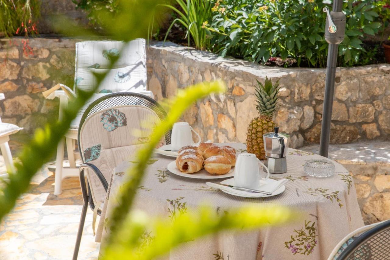 Apartments Jelena Supetar - Four Apartments - A Small House With A Private Yard - Two-Room Apartment With A Sea View - Studio Apartment - Two-Room Apartment With Garden View- Free Parking Экстерьер фото