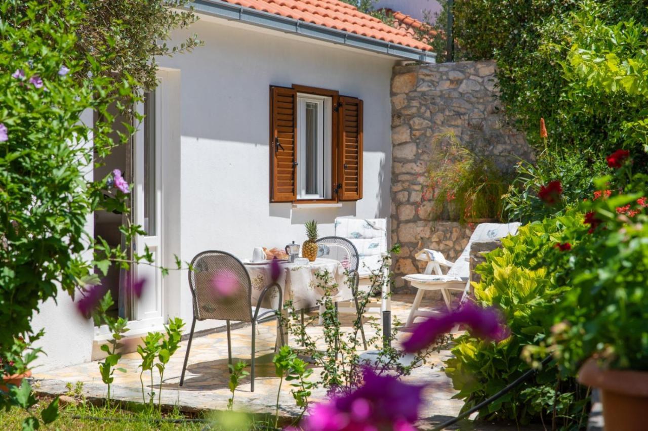 Apartments Jelena Supetar - Four Apartments - A Small House With A Private Yard - Two-Room Apartment With A Sea View - Studio Apartment - Two-Room Apartment With Garden View- Free Parking Экстерьер фото