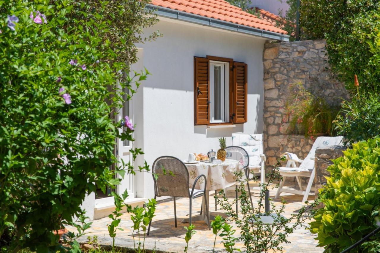 Apartments Jelena Supetar - Four Apartments - A Small House With A Private Yard - Two-Room Apartment With A Sea View - Studio Apartment - Two-Room Apartment With Garden View- Free Parking Экстерьер фото