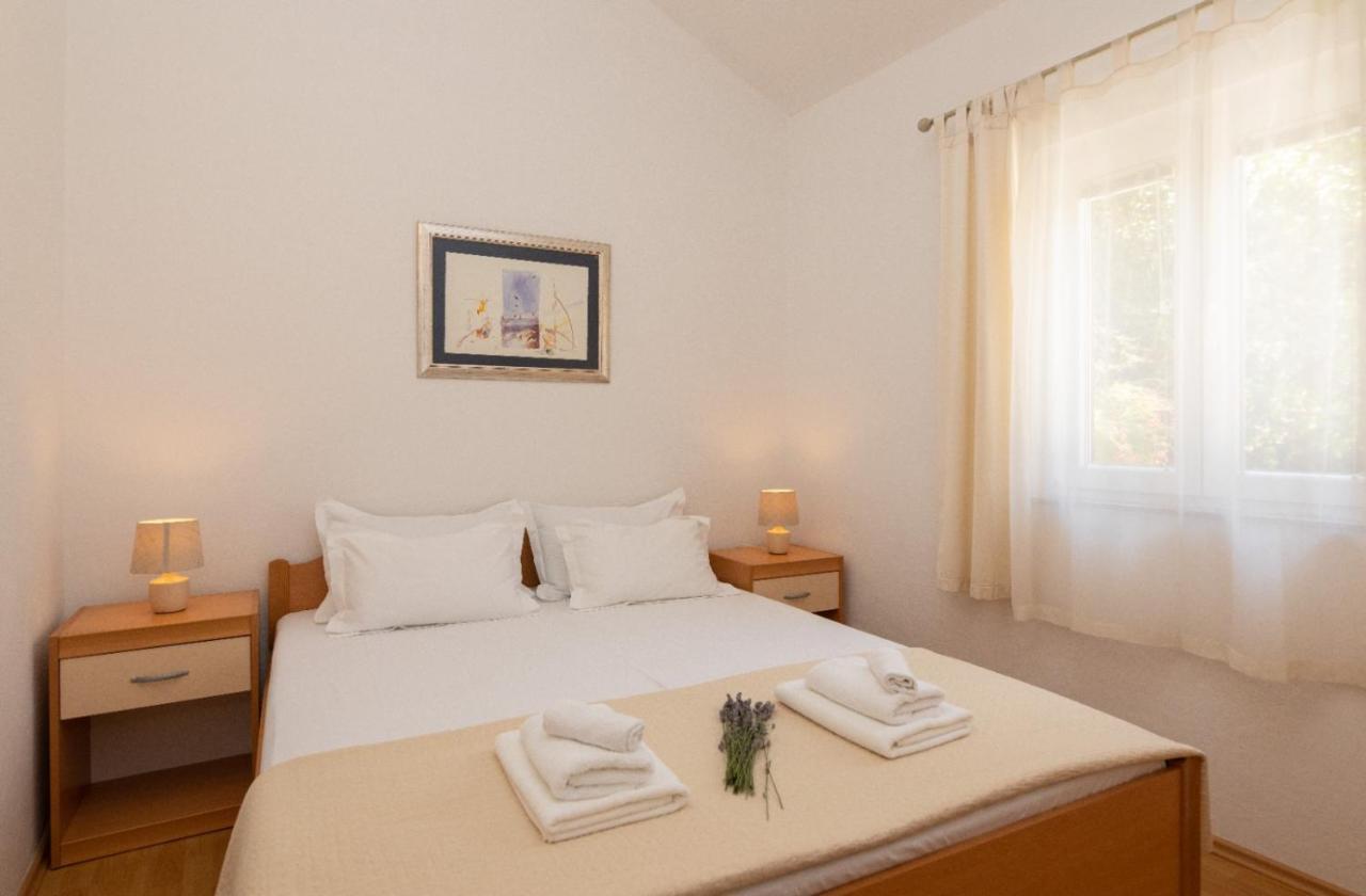 Apartments Jelena Supetar - Four Apartments - A Small House With A Private Yard - Two-Room Apartment With A Sea View - Studio Apartment - Two-Room Apartment With Garden View- Free Parking Экстерьер фото