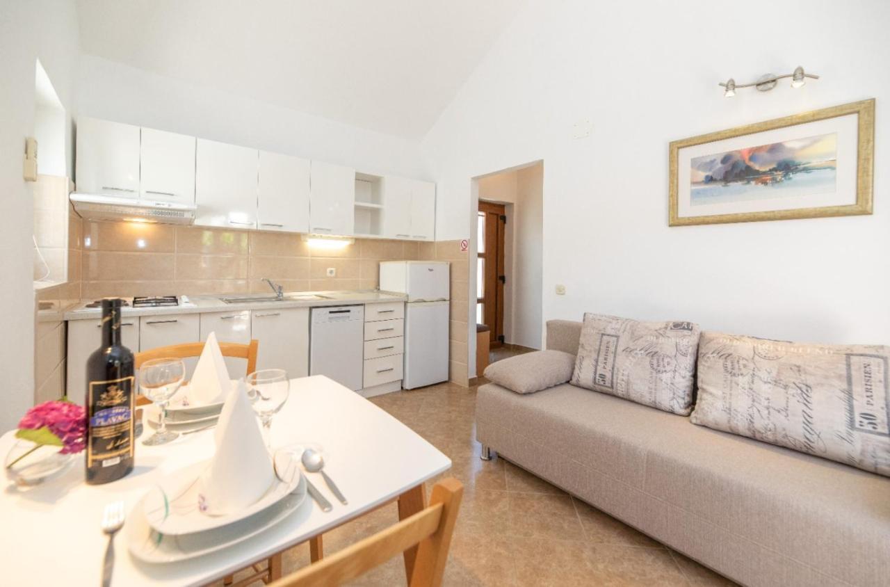 Apartments Jelena Supetar - Four Apartments - A Small House With A Private Yard - Two-Room Apartment With A Sea View - Studio Apartment - Two-Room Apartment With Garden View- Free Parking Экстерьер фото