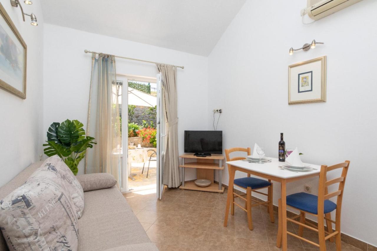 Apartments Jelena Supetar - Four Apartments - A Small House With A Private Yard - Two-Room Apartment With A Sea View - Studio Apartment - Two-Room Apartment With Garden View- Free Parking Экстерьер фото