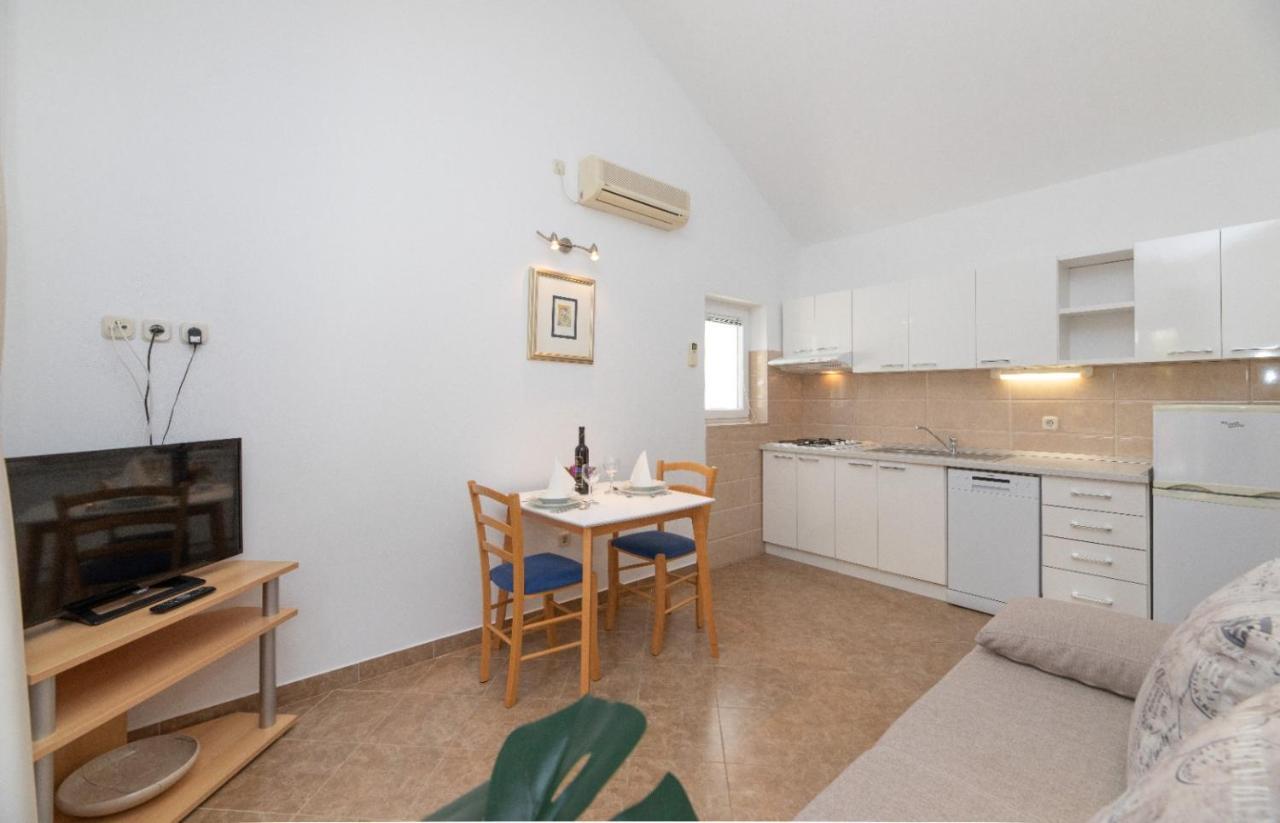Apartments Jelena Supetar - Four Apartments - A Small House With A Private Yard - Two-Room Apartment With A Sea View - Studio Apartment - Two-Room Apartment With Garden View- Free Parking Экстерьер фото