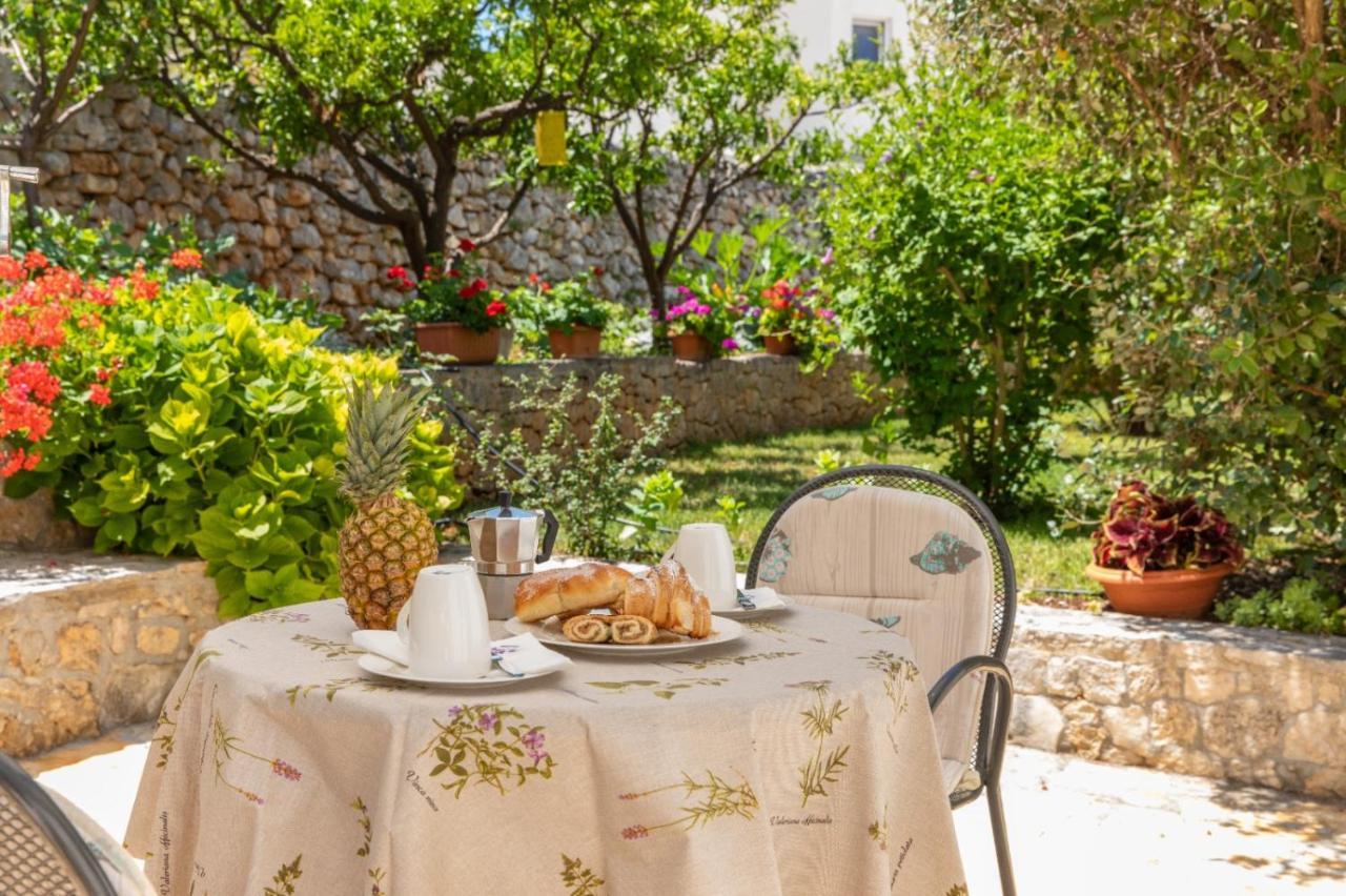 Apartments Jelena Supetar - Four Apartments - A Small House With A Private Yard - Two-Room Apartment With A Sea View - Studio Apartment - Two-Room Apartment With Garden View- Free Parking Экстерьер фото
