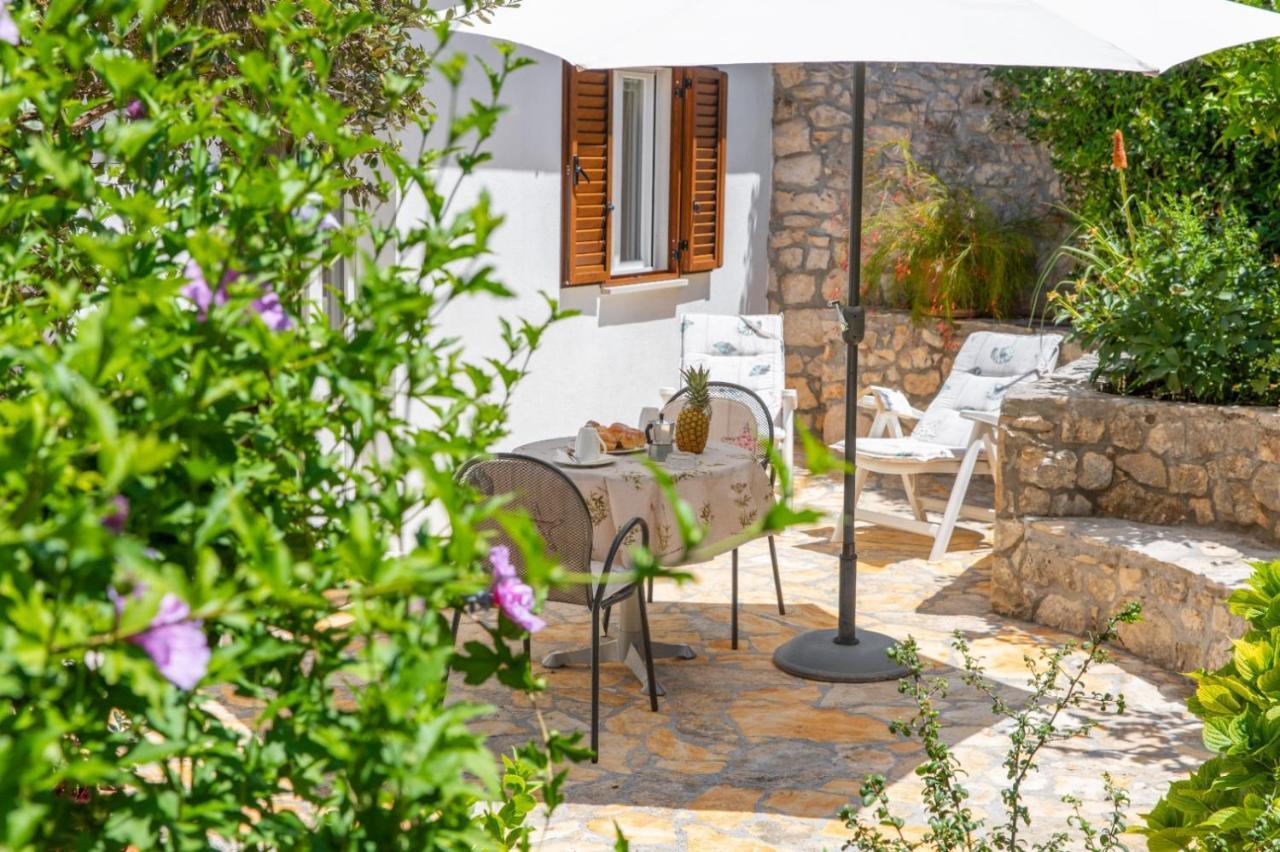 Apartments Jelena Supetar - Four Apartments - A Small House With A Private Yard - Two-Room Apartment With A Sea View - Studio Apartment - Two-Room Apartment With Garden View- Free Parking Экстерьер фото