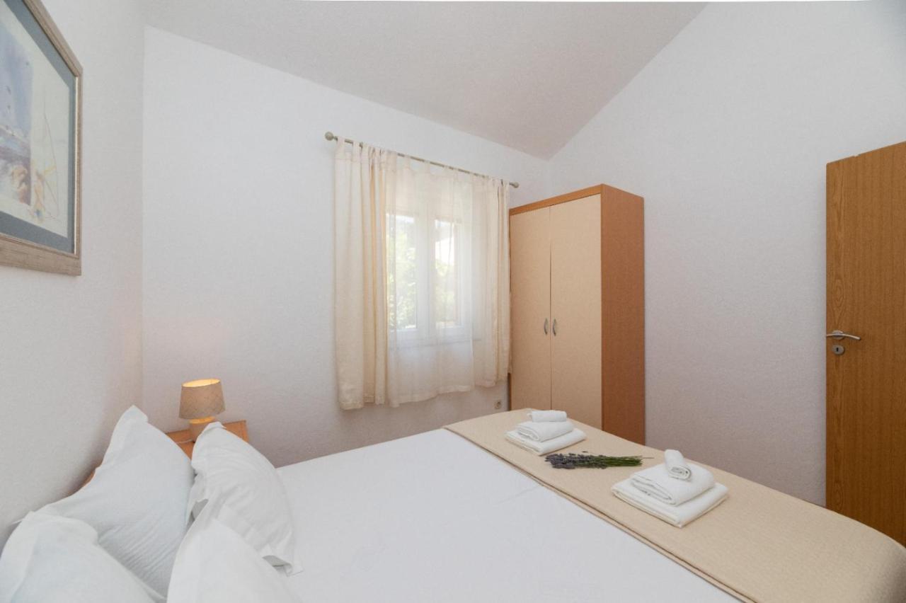 Apartments Jelena Supetar - Four Apartments - A Small House With A Private Yard - Two-Room Apartment With A Sea View - Studio Apartment - Two-Room Apartment With Garden View- Free Parking Экстерьер фото