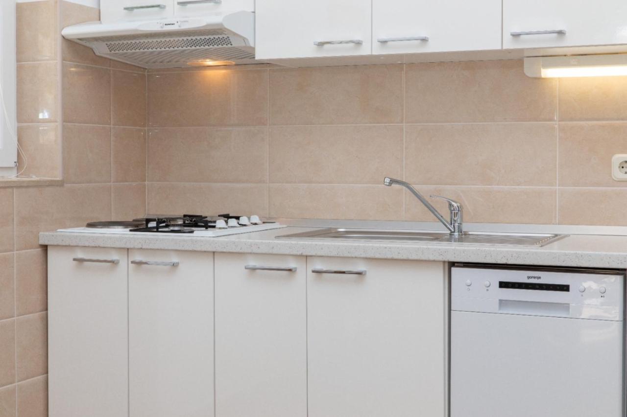 Apartments Jelena Supetar - Four Apartments - A Small House With A Private Yard - Two-Room Apartment With A Sea View - Studio Apartment - Two-Room Apartment With Garden View- Free Parking Экстерьер фото