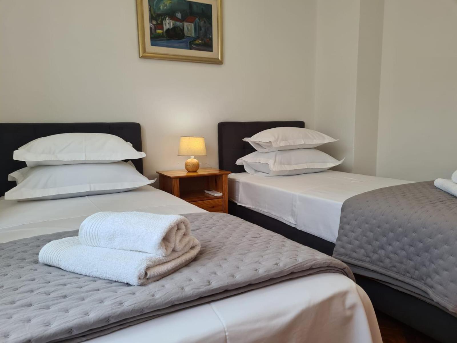 Apartments Jelena Supetar - Four Apartments - A Small House With A Private Yard - Two-Room Apartment With A Sea View - Studio Apartment - Two-Room Apartment With Garden View- Free Parking Экстерьер фото