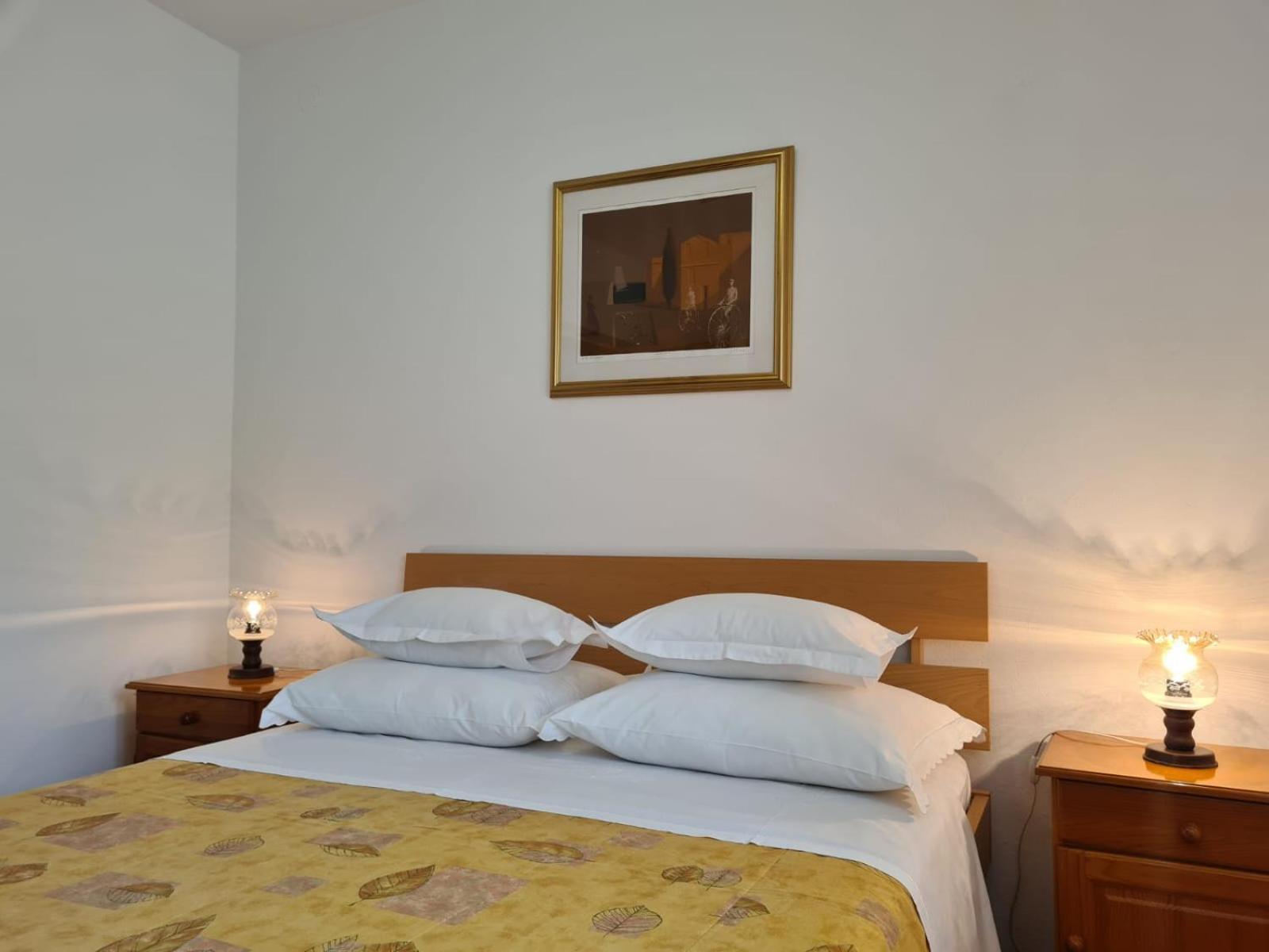 Apartments Jelena Supetar - Four Apartments - A Small House With A Private Yard - Two-Room Apartment With A Sea View - Studio Apartment - Two-Room Apartment With Garden View- Free Parking Экстерьер фото