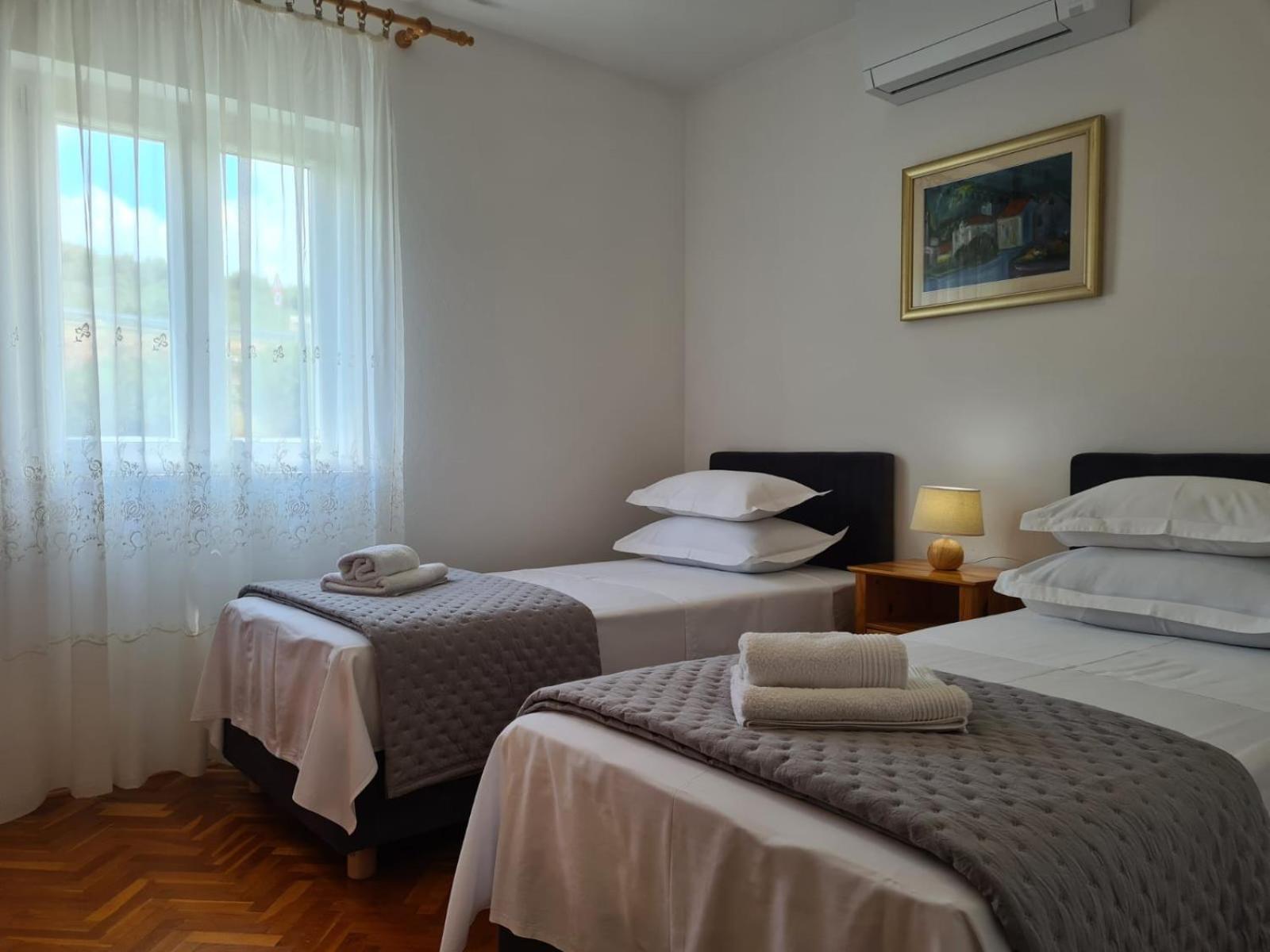Apartments Jelena Supetar - Four Apartments - A Small House With A Private Yard - Two-Room Apartment With A Sea View - Studio Apartment - Two-Room Apartment With Garden View- Free Parking Экстерьер фото