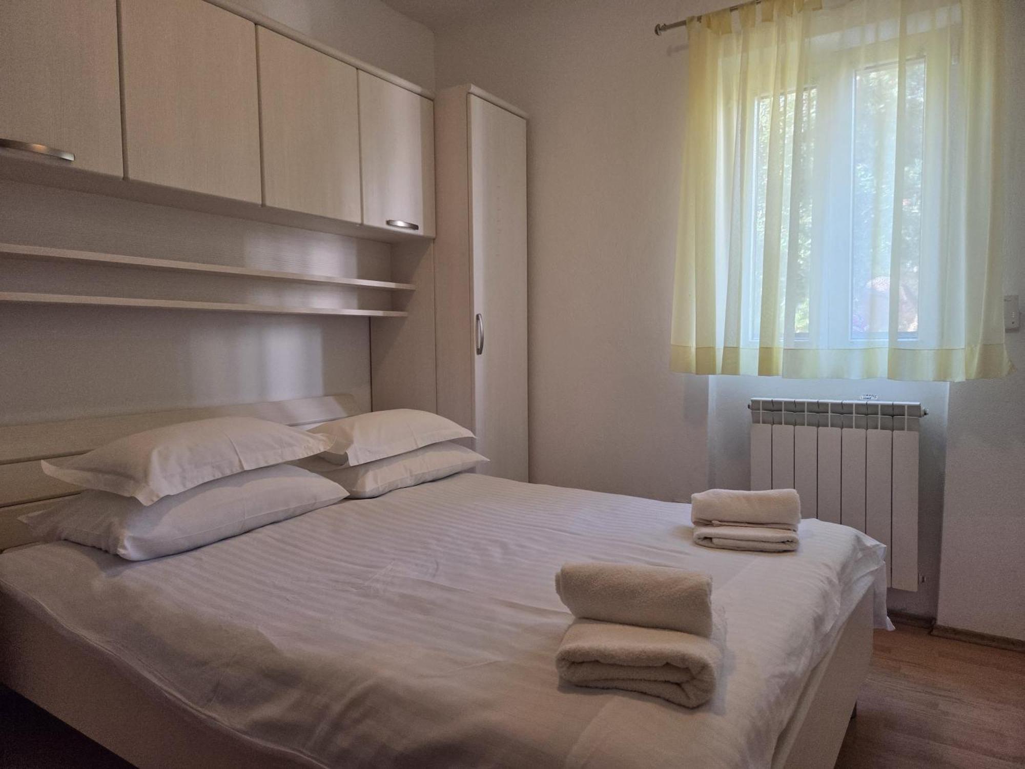 Apartments Jelena Supetar - Four Apartments - A Small House With A Private Yard - Two-Room Apartment With A Sea View - Studio Apartment - Two-Room Apartment With Garden View- Free Parking Экстерьер фото