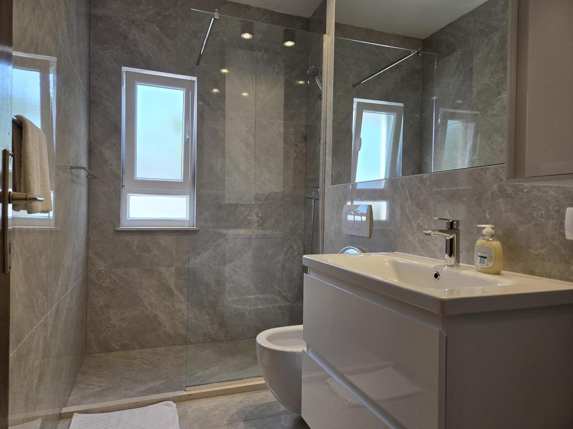Apartments Jelena Supetar - Four Apartments - A Small House With A Private Yard - Two-Room Apartment With A Sea View - Studio Apartment - Two-Room Apartment With Garden View- Free Parking Экстерьер фото