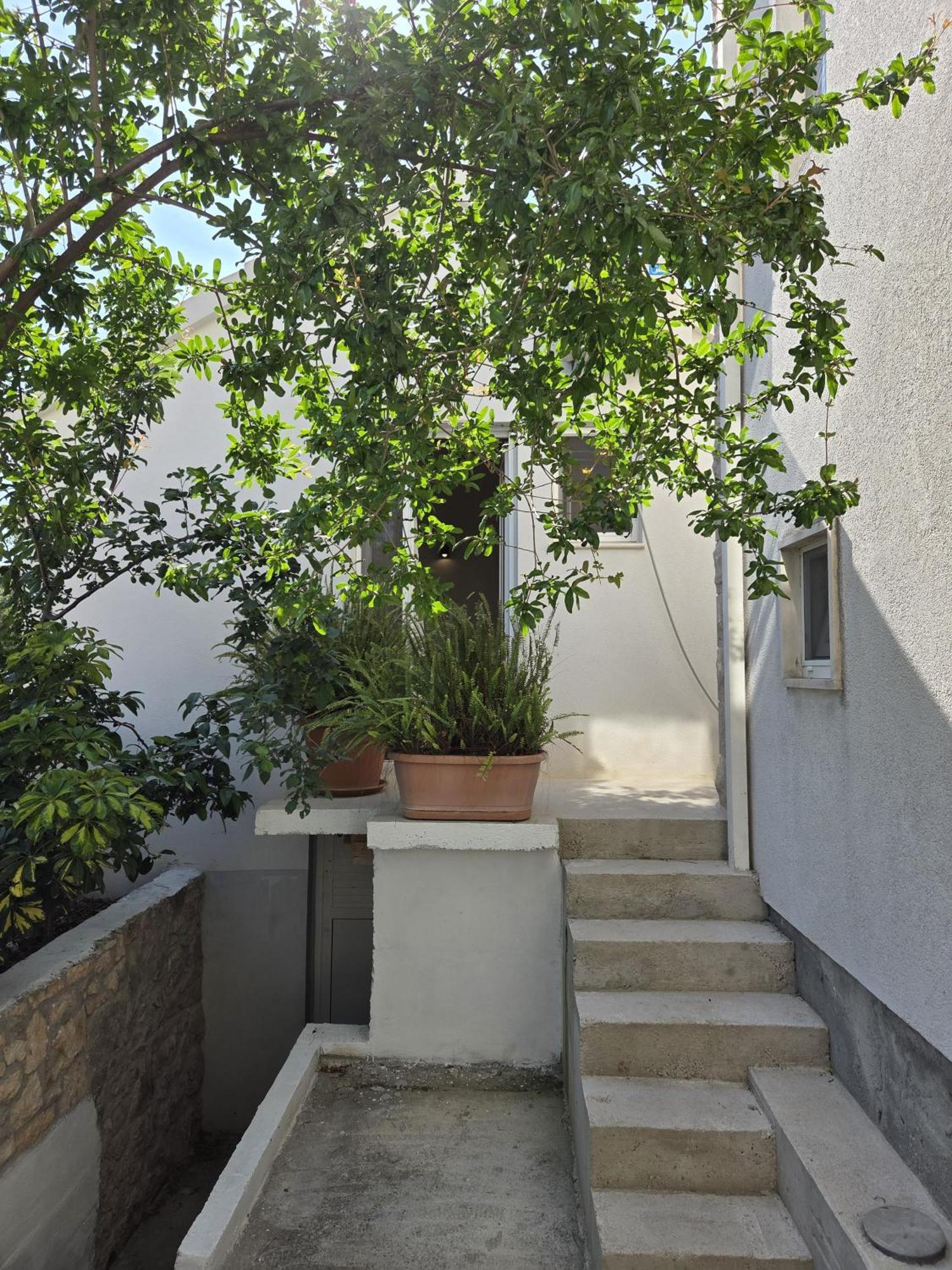 Apartments Jelena Supetar - Four Apartments - A Small House With A Private Yard - Two-Room Apartment With A Sea View - Studio Apartment - Two-Room Apartment With Garden View- Free Parking Экстерьер фото