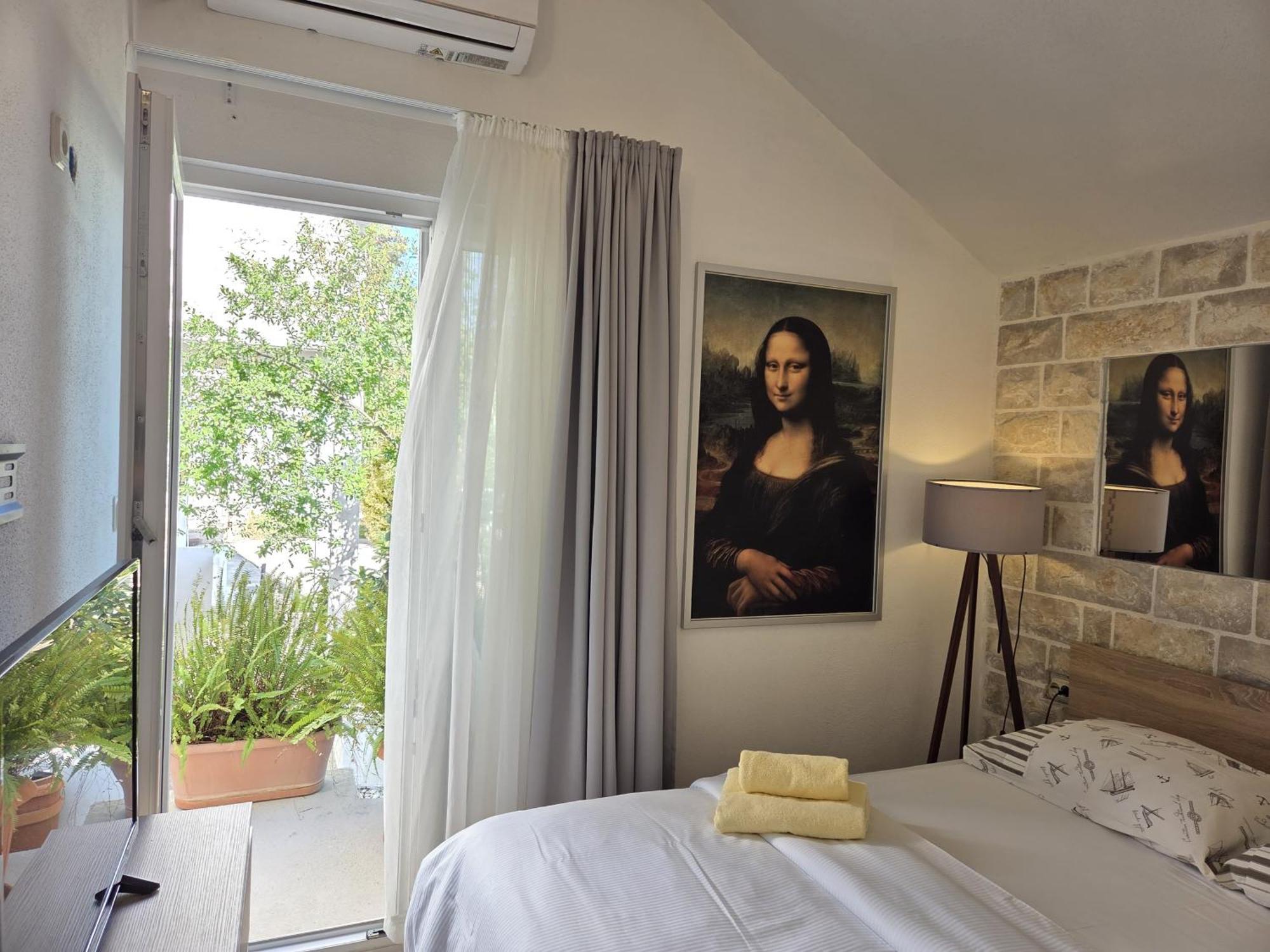 Apartments Jelena Supetar - Four Apartments - A Small House With A Private Yard - Two-Room Apartment With A Sea View - Studio Apartment - Two-Room Apartment With Garden View- Free Parking Экстерьер фото