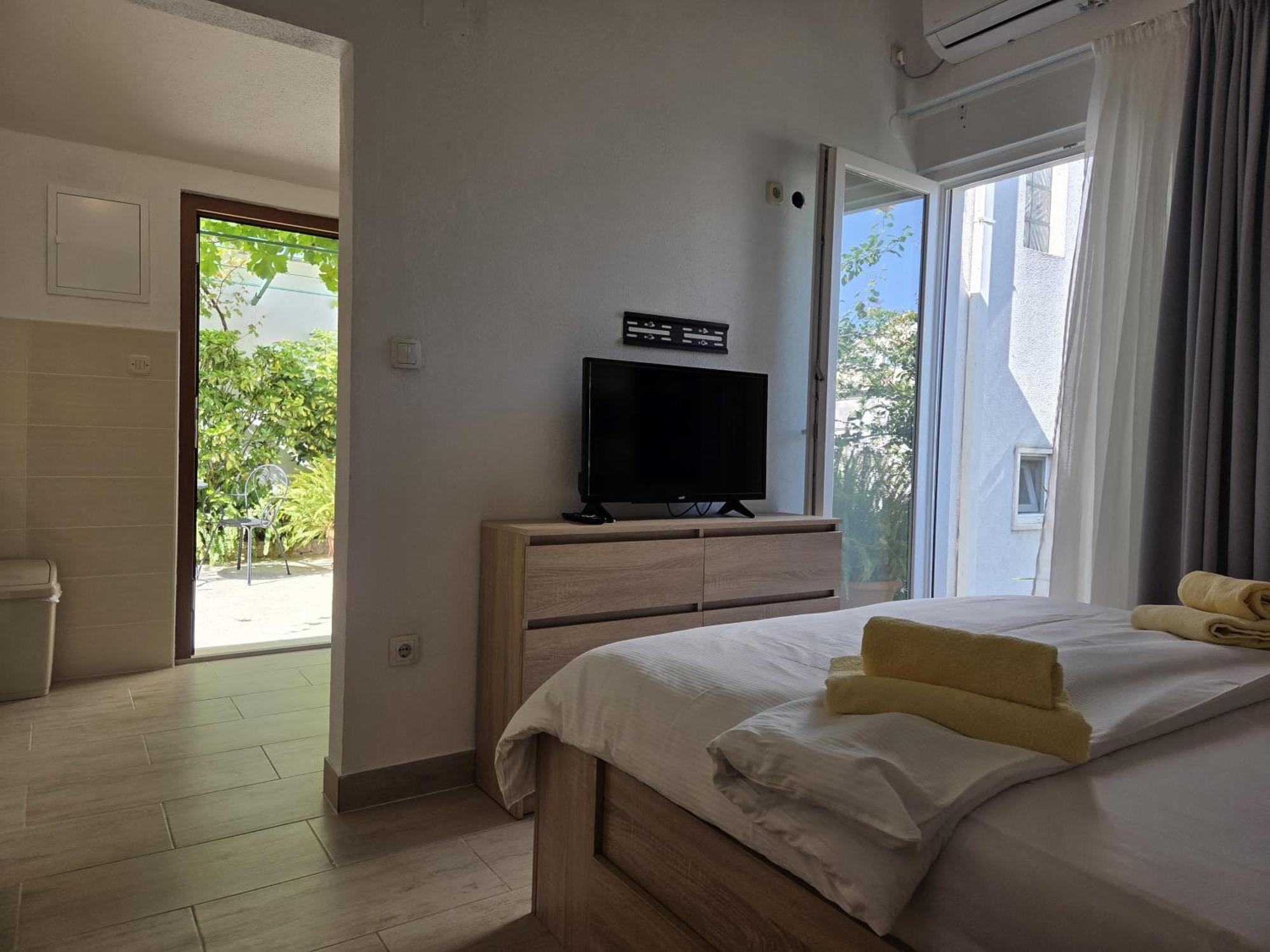 Apartments Jelena Supetar - Four Apartments - A Small House With A Private Yard - Two-Room Apartment With A Sea View - Studio Apartment - Two-Room Apartment With Garden View- Free Parking Экстерьер фото