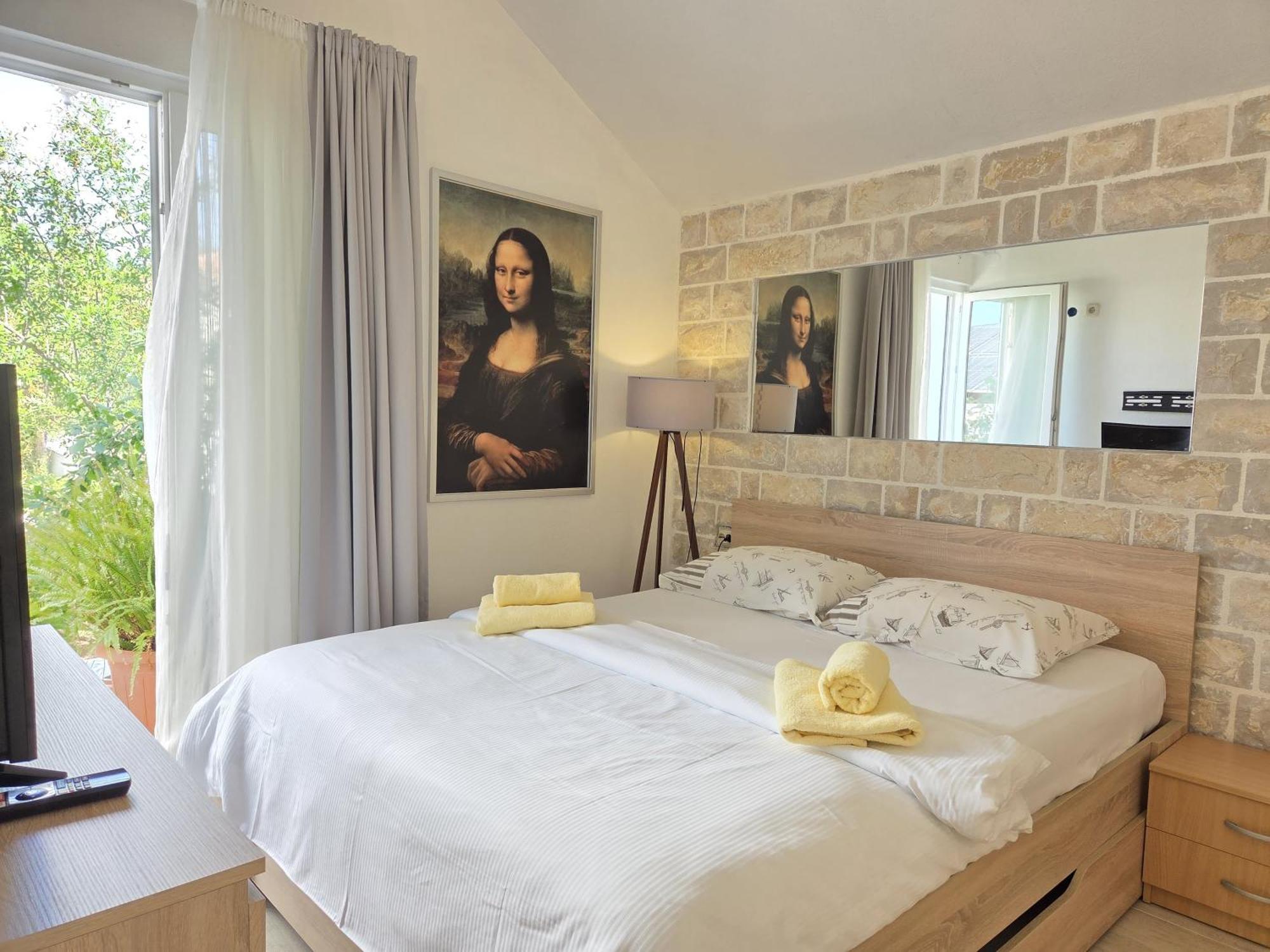 Apartments Jelena Supetar - Four Apartments - A Small House With A Private Yard - Two-Room Apartment With A Sea View - Studio Apartment - Two-Room Apartment With Garden View- Free Parking Экстерьер фото