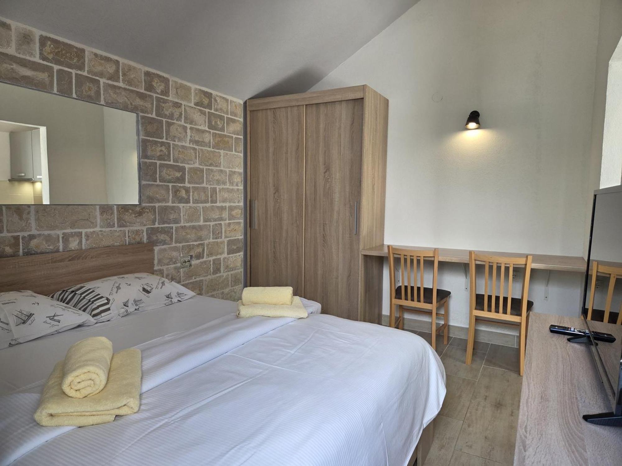 Apartments Jelena Supetar - Four Apartments - A Small House With A Private Yard - Two-Room Apartment With A Sea View - Studio Apartment - Two-Room Apartment With Garden View- Free Parking Экстерьер фото